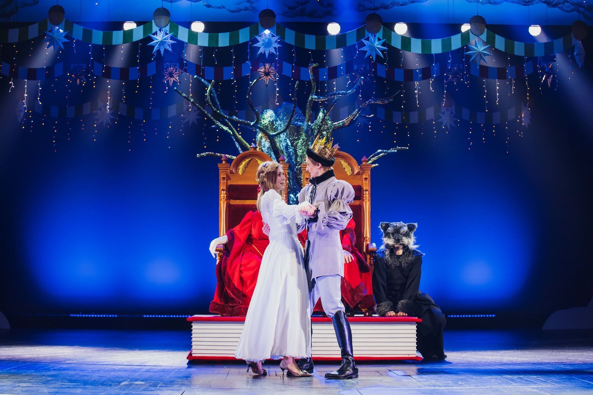 Марафон чудес: в Алтайском краевом театре драмы 60 раз покажут новогодний спектакль «Три орешка для Золушки»