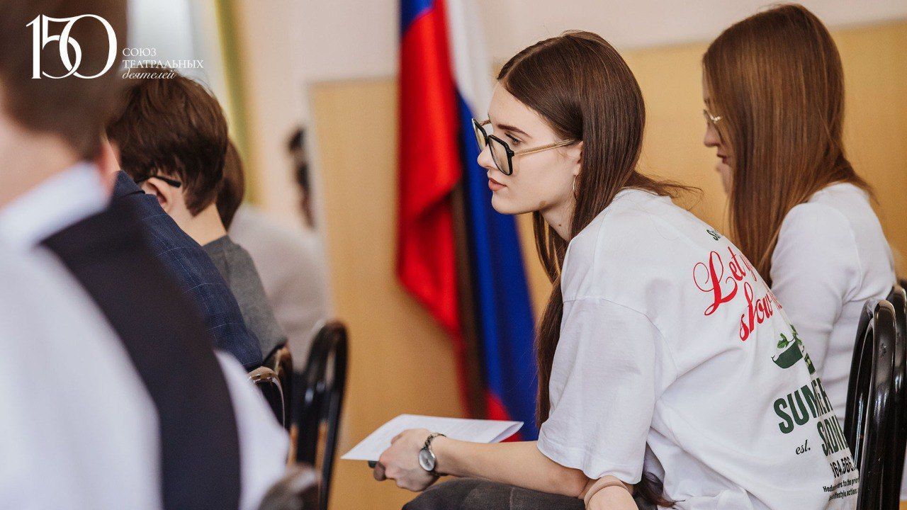 «Не просто лекция, а социальный разговор»: главный режиссёр краевого театра драмы встретился с барнаульскими школьниками