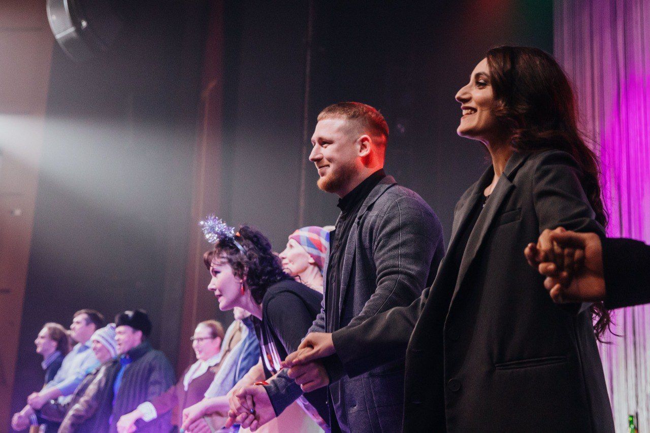 «Всё о любви»: премьера новогоднего спектакля «Беги, Маруся!» прошла в Барнауле