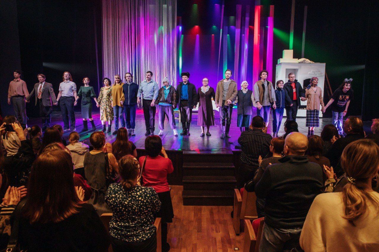 «Всё о любви»: премьера новогоднего спектакля «Беги, Маруся!» прошла в Барнауле