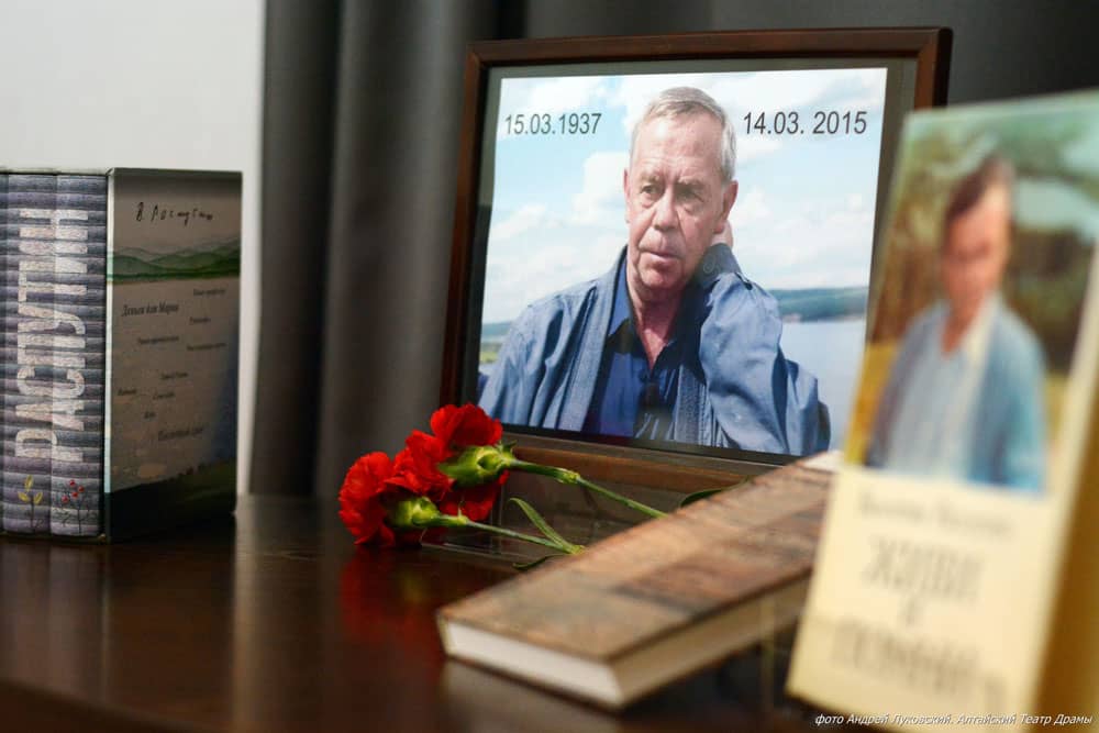 Актеры краевого театра драмы приняли участие в марафоне памяти «Читаем Распутина»