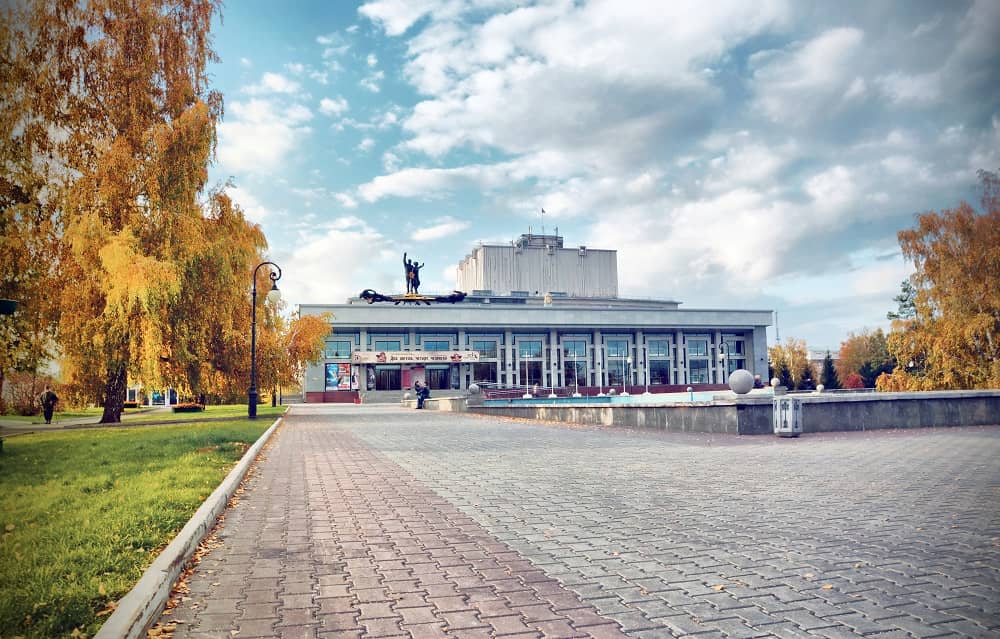 Глава региона возглавил оргкомитет по 100-летию театра