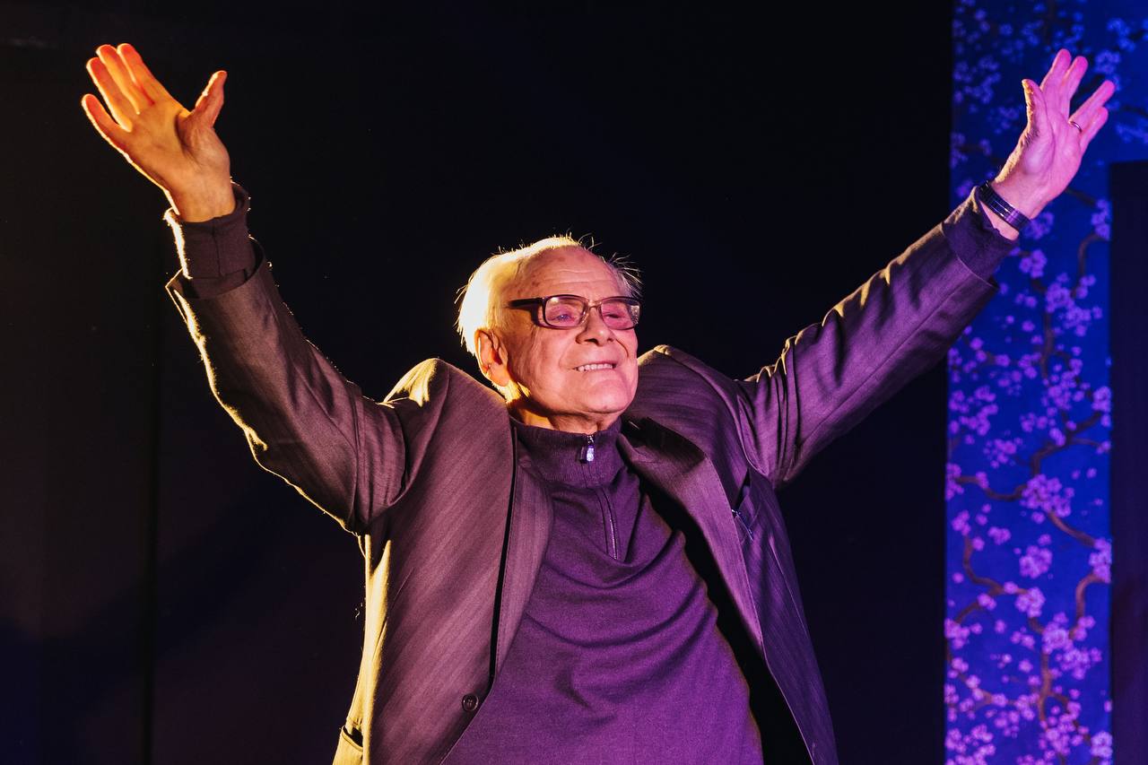 «Не надо нас забывать»: премьера спектакля «Старадость» прошла в Алтайском краевом театре драмы