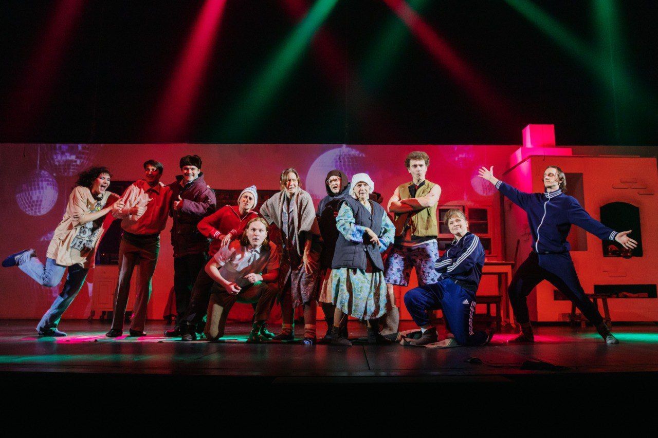 «Всё о любви»: премьера новогоднего спектакля «Беги, Маруся!» прошла в Барнауле