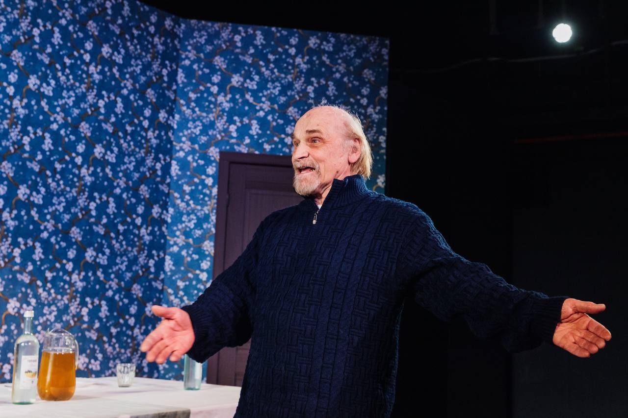 «Не надо нас забывать»: премьера спектакля «Старадость» прошла в Алтайском краевом театре драмы