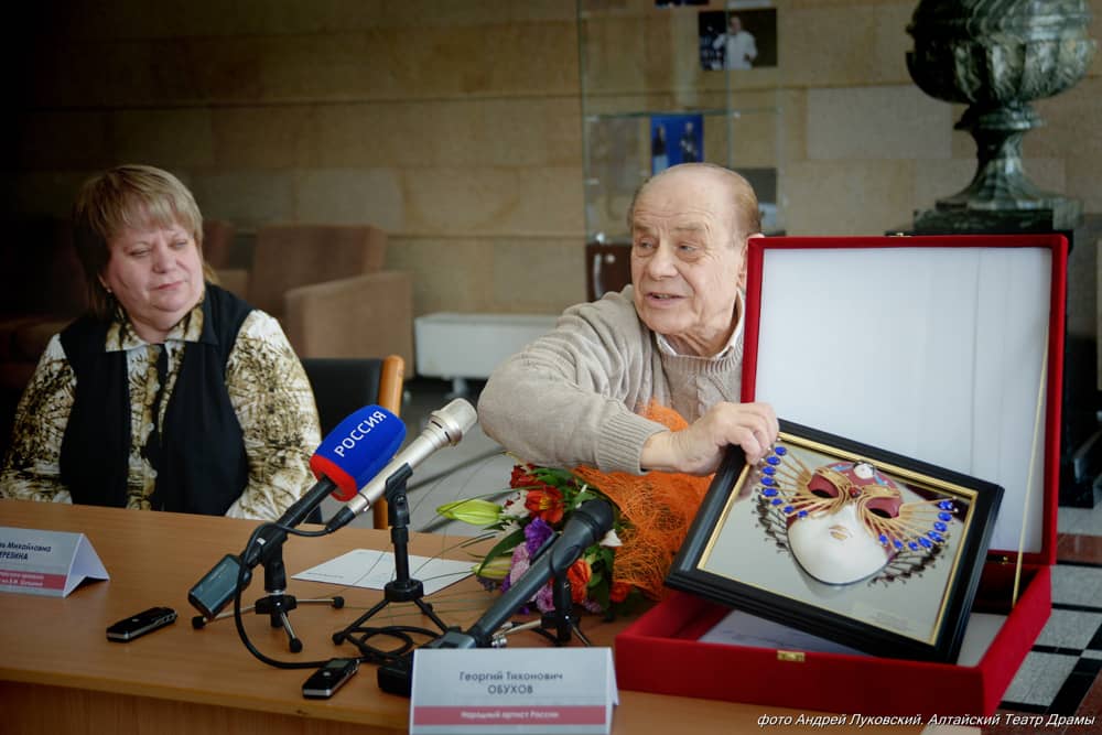 НАРОДНЫЙ АРТИСТ РОССИИ ГЕОРГИЙ ОБУХОВ ПЕРЕДАЛ «ЗОЛОТУЮ МАСКУ» В РОДНОЙ ТЕАТР!