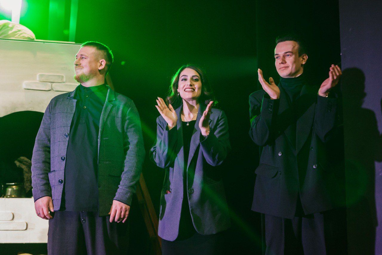 «Всё о любви»: премьера новогоднего спектакля «Беги, Маруся!» прошла в Барнауле