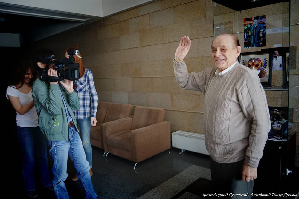 НАРОДНЫЙ АРТИСТ РОССИИ ГЕОРГИЙ ОБУХОВ ПЕРЕДАЛ «ЗОЛОТУЮ МАСКУ» В РОДНОЙ ТЕАТР!