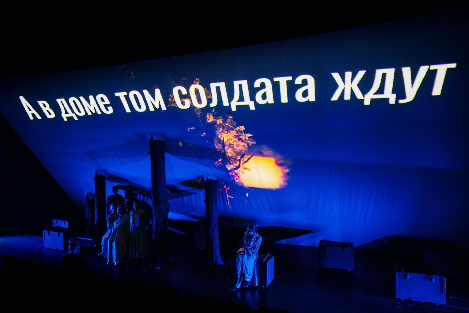 История страны голосами матерей бойцов СВО. Премьера спектакля «А в доме том солдата ждут» состоялась в театре драмы