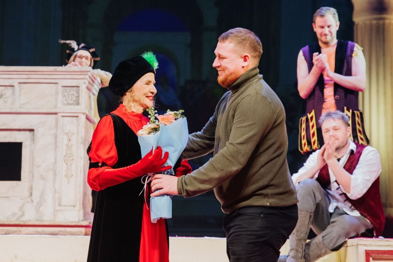 В стиле Шекспира: Елену Зотову поздравили с юбилеем после спектакля «Укрощение строптивой»