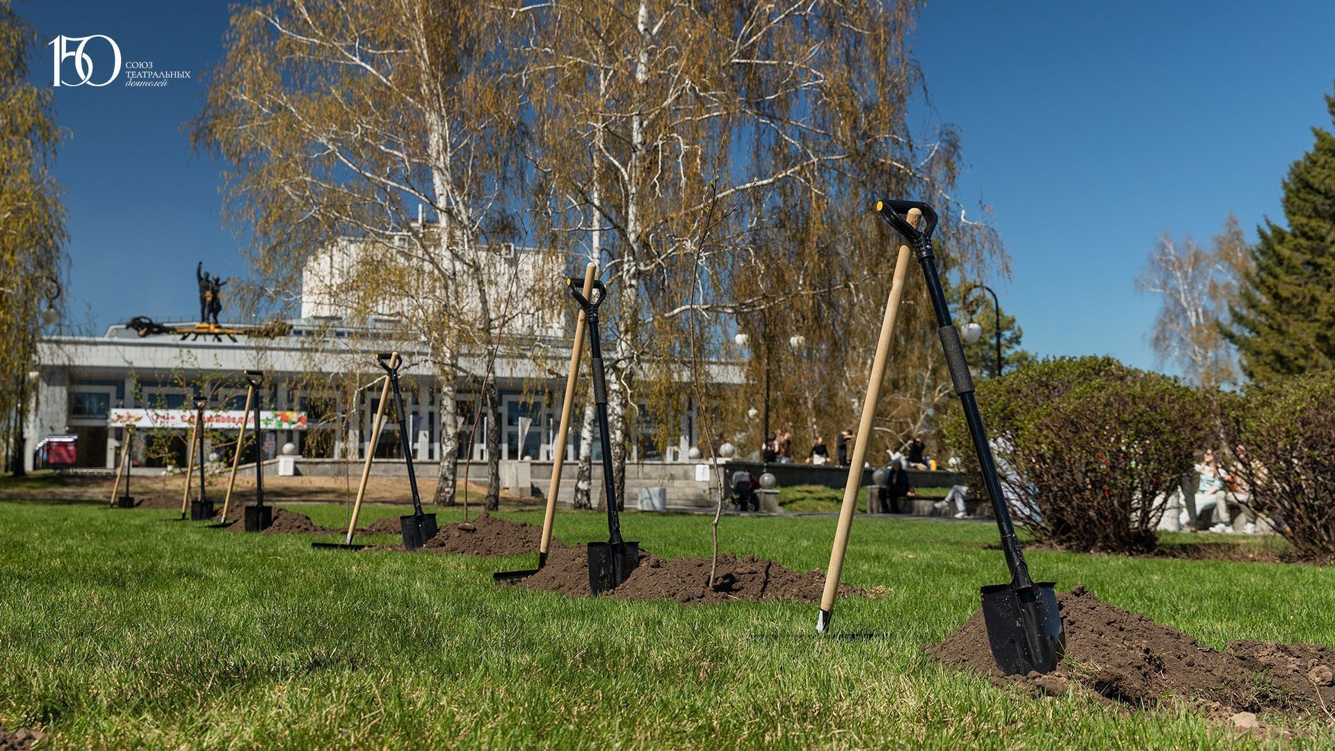 К юбилею СТД: в Барнауле у Алтайского театра драмы появилась Театральная аллея