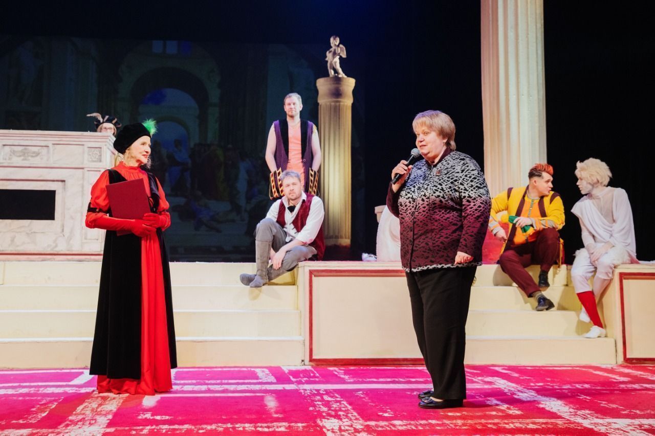 В стиле Шекспира: Елену Зотову поздравили с юбилеем после спектакля «Укрощение строптивой»