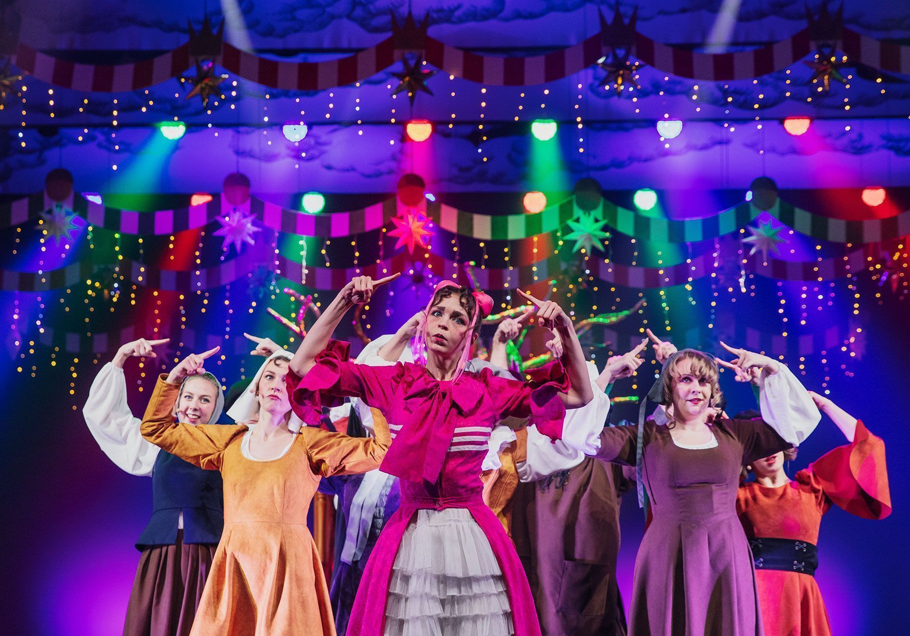 Марафон чудес: в Алтайском краевом театре драмы 60 раз покажут новогодний спектакль «Три орешка для Золушки»