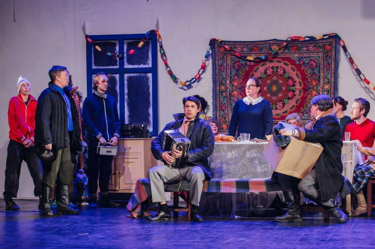 «Всё о любви»: премьера новогоднего спектакля «Беги, Маруся!» прошла в Барнауле