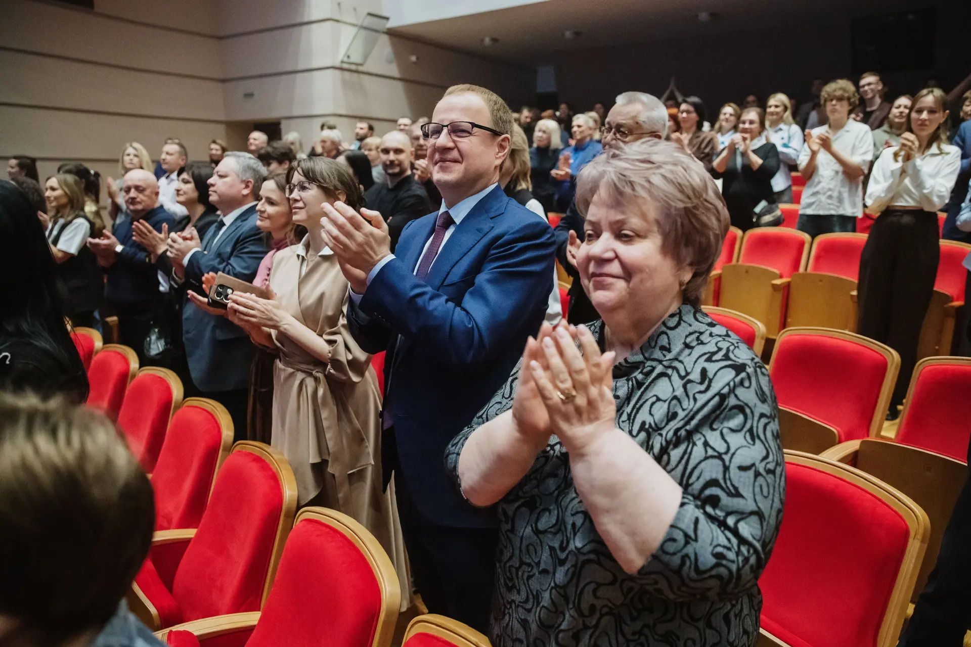 Всемирный день театра в Алтайском театре драмы: губернатор Виктор Томенко поздравил артистов с премьерой
