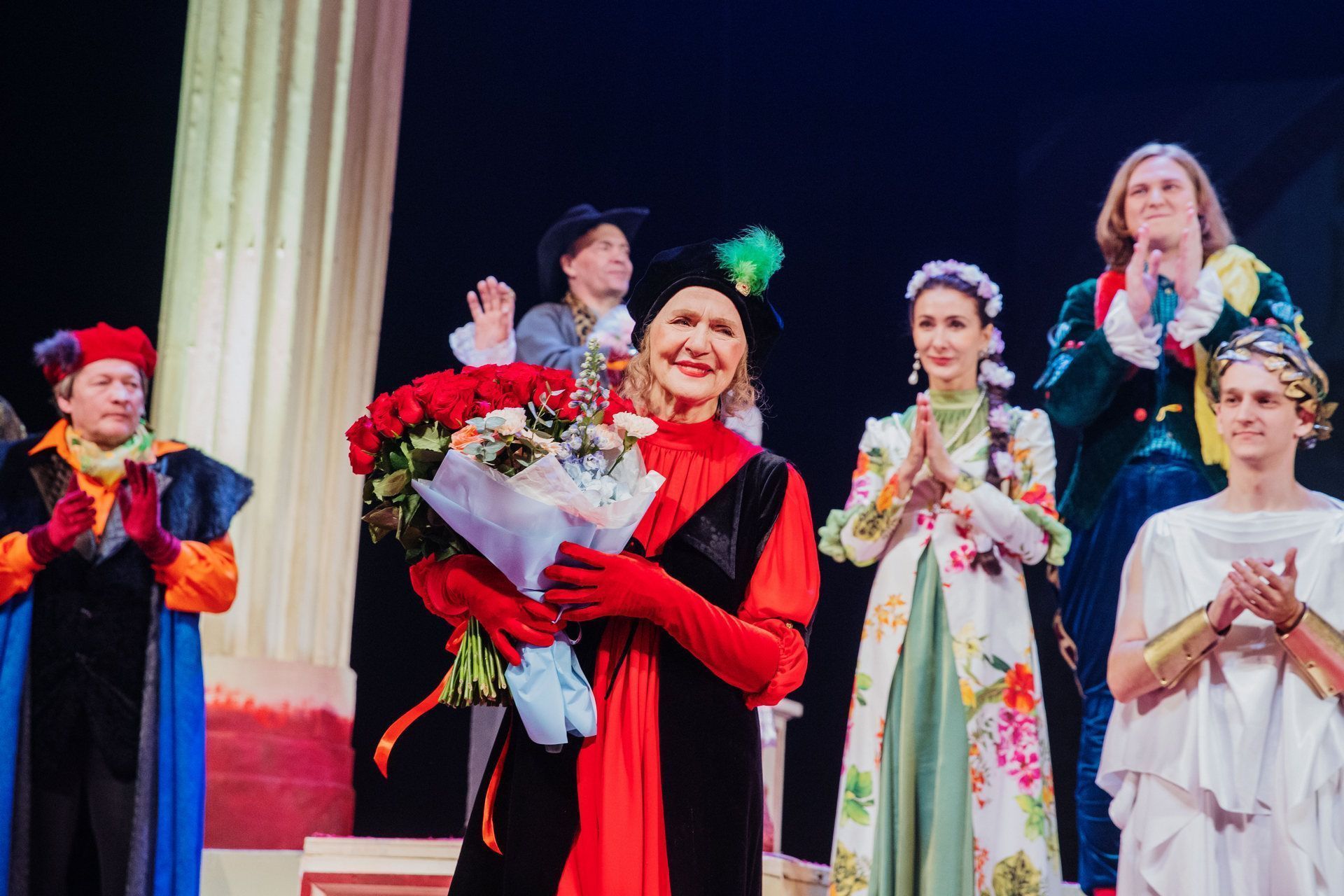 В стиле Шекспира: Елену Зотову поздравили с юбилеем после спектакля «Укрощение строптивой»