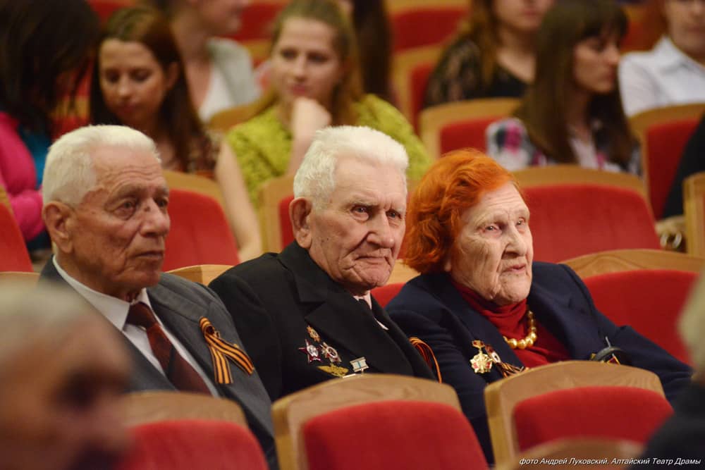 С БЛАГОДАРНОСТЬЮ ВЕТЕРАНАМ: вчера в Краевом театре драмы прошел вечер памяти к Дню Победы 
