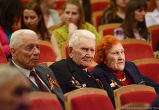 С БЛАГОДАРНОСТЬЮ ВЕТЕРАНАМ: вчера в Краевом театре драмы прошел вечер памяти к Дню Победы 