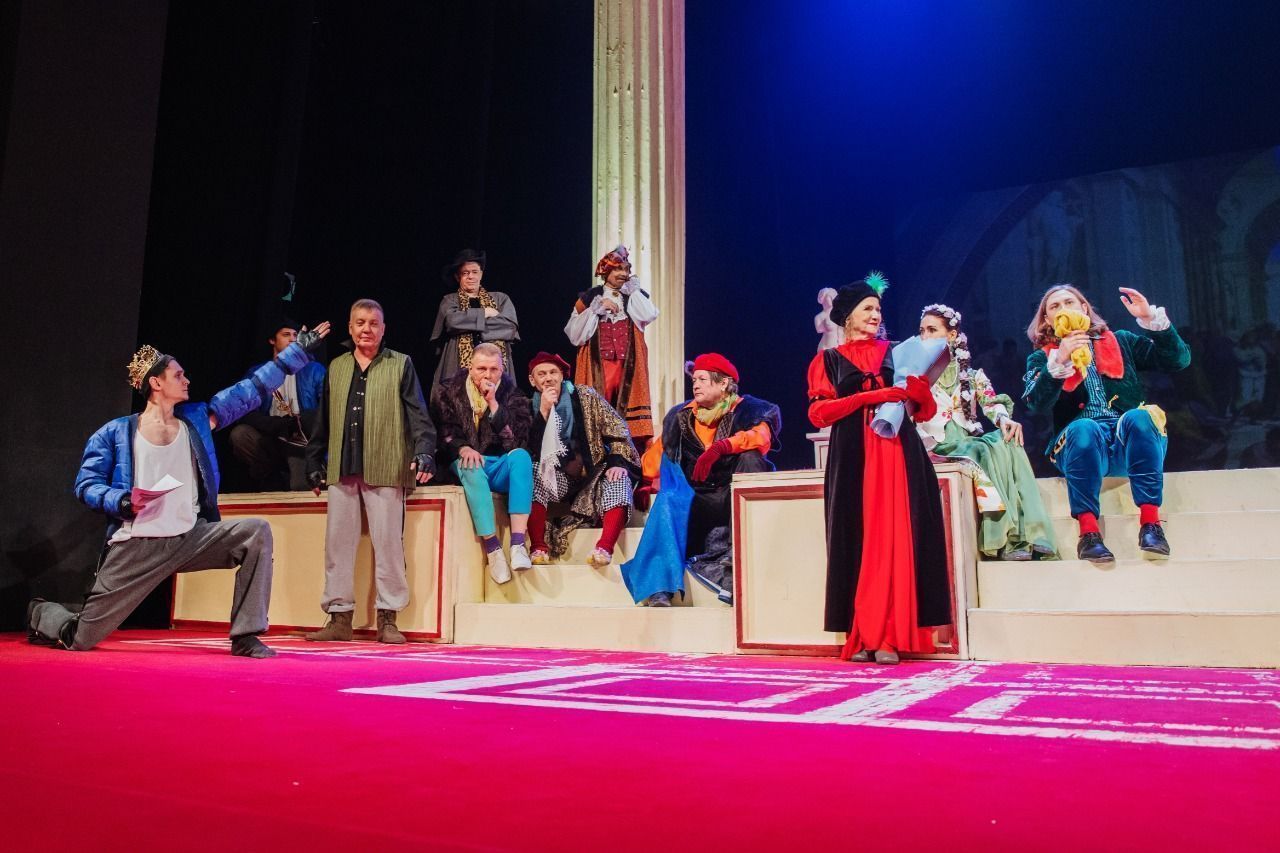 В стиле Шекспира: Елену Зотову поздравили с юбилеем после спектакля «Укрощение строптивой»