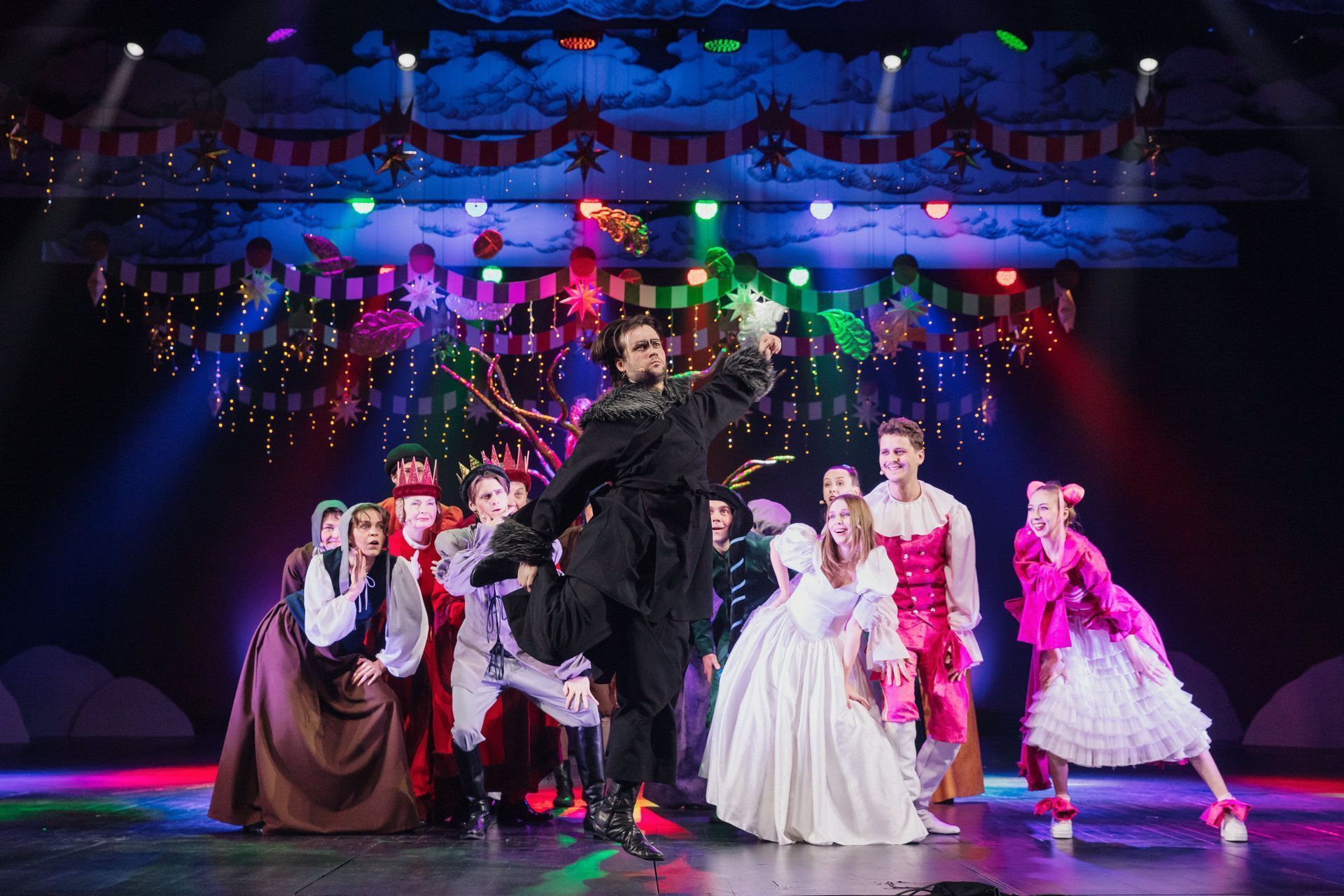 Марафон чудес: в Алтайском краевом театре драмы 60 раз покажут новогодний спектакль «Три орешка для Золушки»