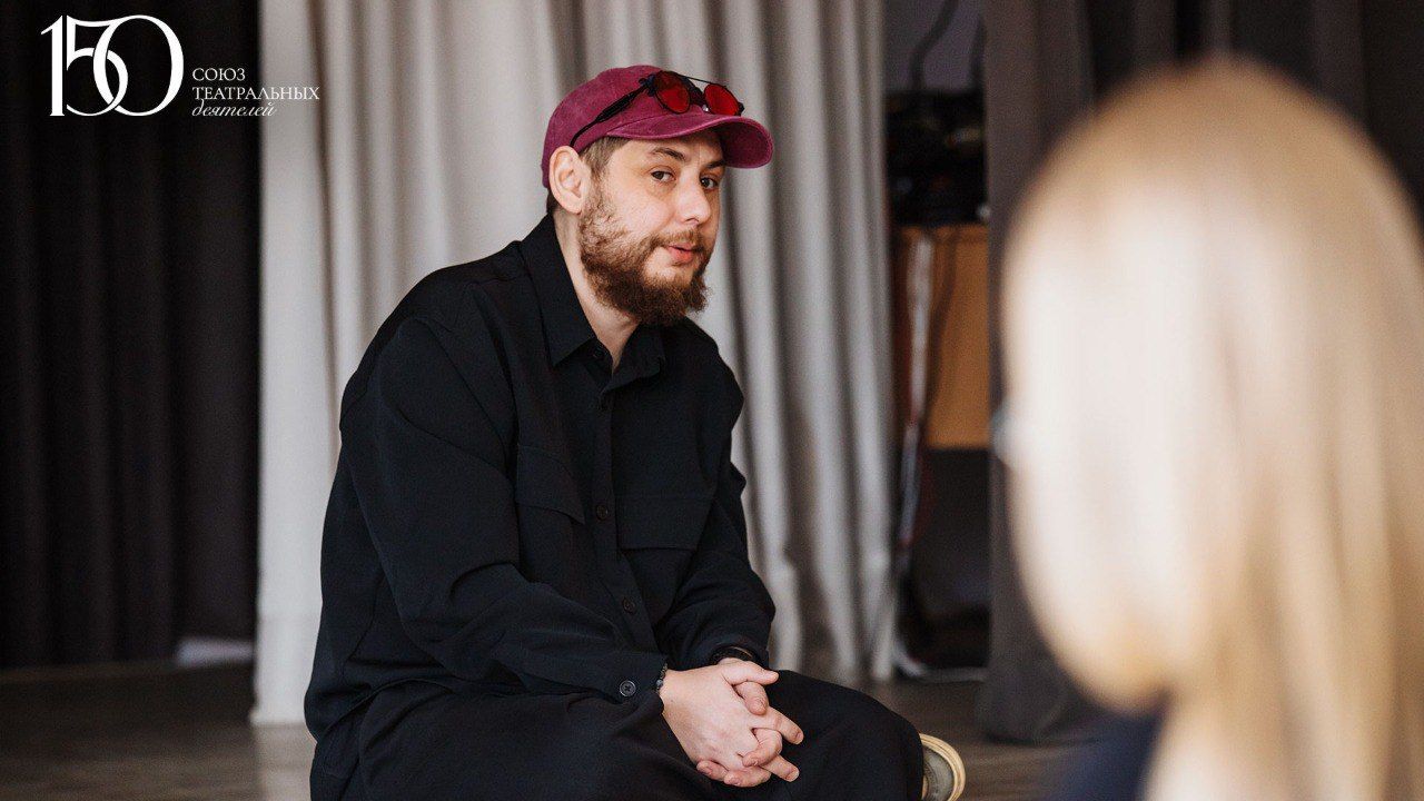 «Не просто лекция, а социальный разговор»: главный режиссёр краевого театра драмы встретился с барнаульскими школьниками