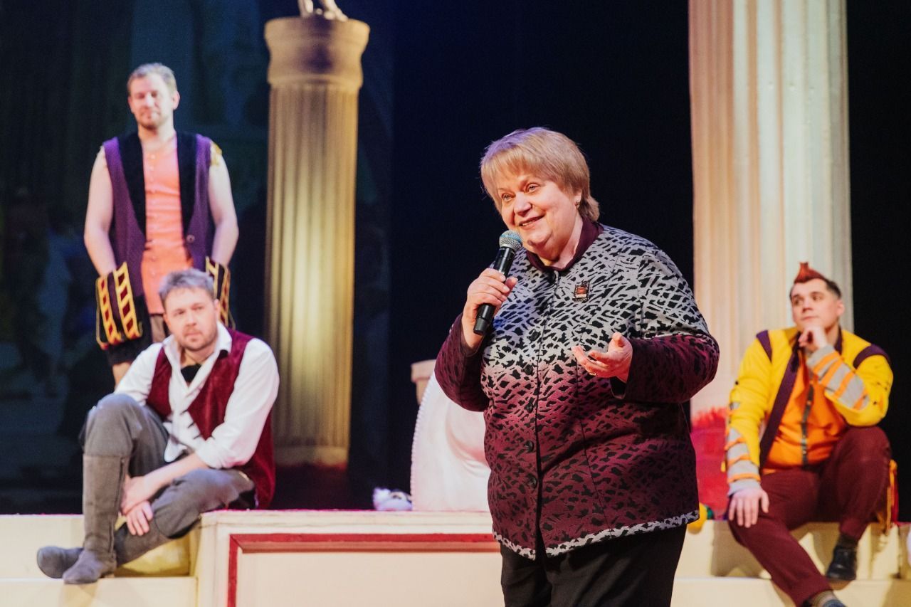 В стиле Шекспира: Елену Зотову поздравили с юбилеем после спектакля «Укрощение строптивой»