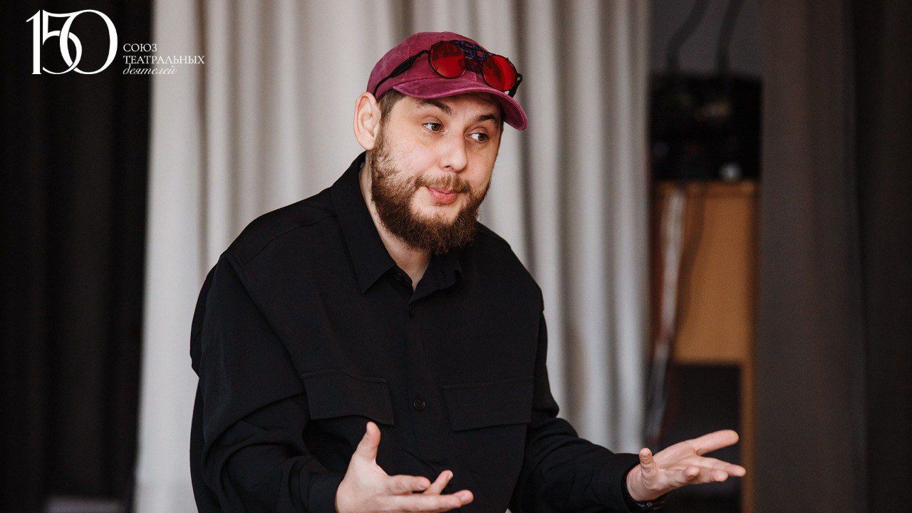 «Не просто лекция, а социальный разговор»: главный режиссёр краевого театра драмы встретился с барнаульскими школьниками