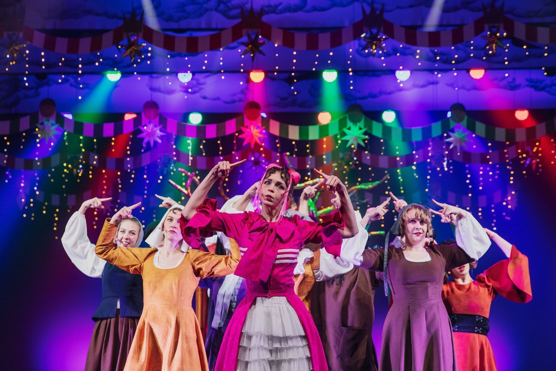 Марафон чудес: в Алтайском краевом театре драмы 60 раз покажут новогодний спектакль «Три орешка для Золушки»