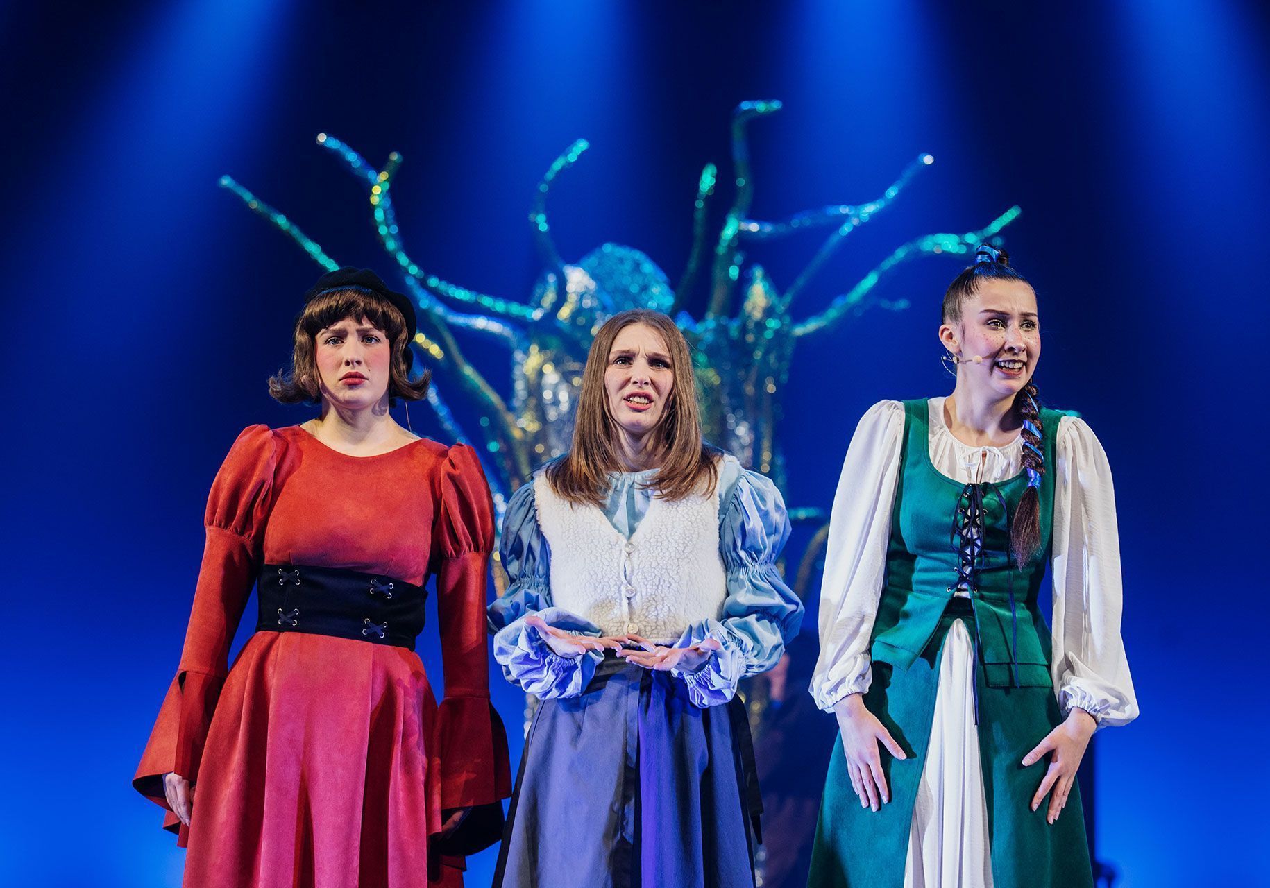 Марафон чудес: в Алтайском краевом театре драмы 60 раз покажут новогодний спектакль «Три орешка для Золушки»