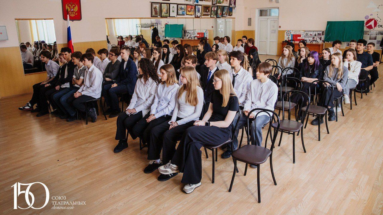 «Не просто лекция, а социальный разговор»: главный режиссёр краевого театра драмы встретился с барнаульскими школьниками