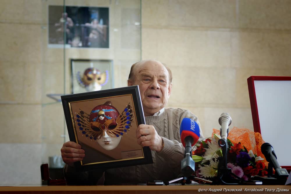 НАРОДНЫЙ АРТИСТ РОССИИ ГЕОРГИЙ ОБУХОВ ПЕРЕДАЛ «ЗОЛОТУЮ МАСКУ» В РОДНОЙ ТЕАТР!