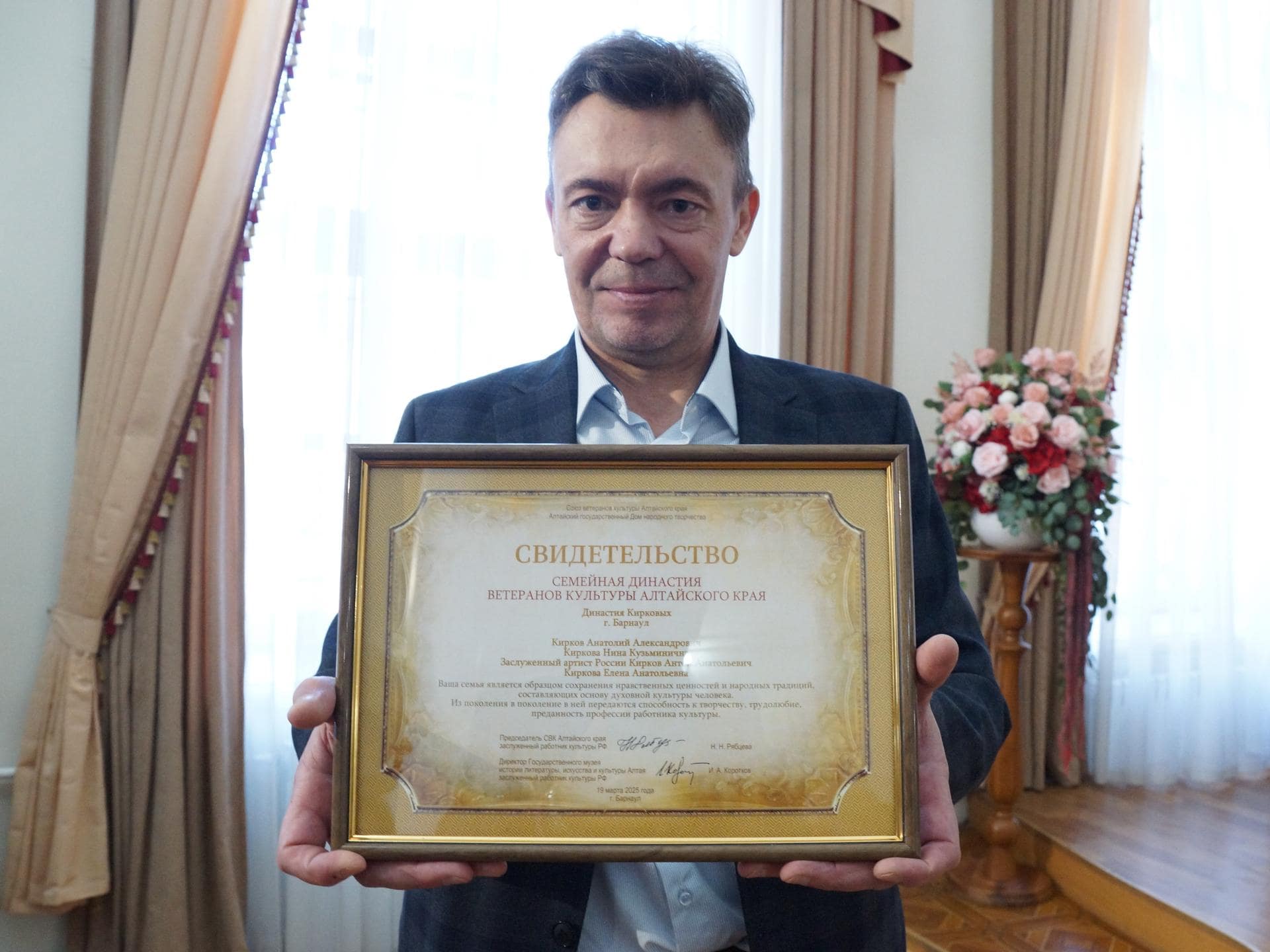 Театральная династия. Актёр театра драмы Антон Кирков стал гостем культурного проекта в Государственном музее истории литературы, искусства и культуры Алтая 