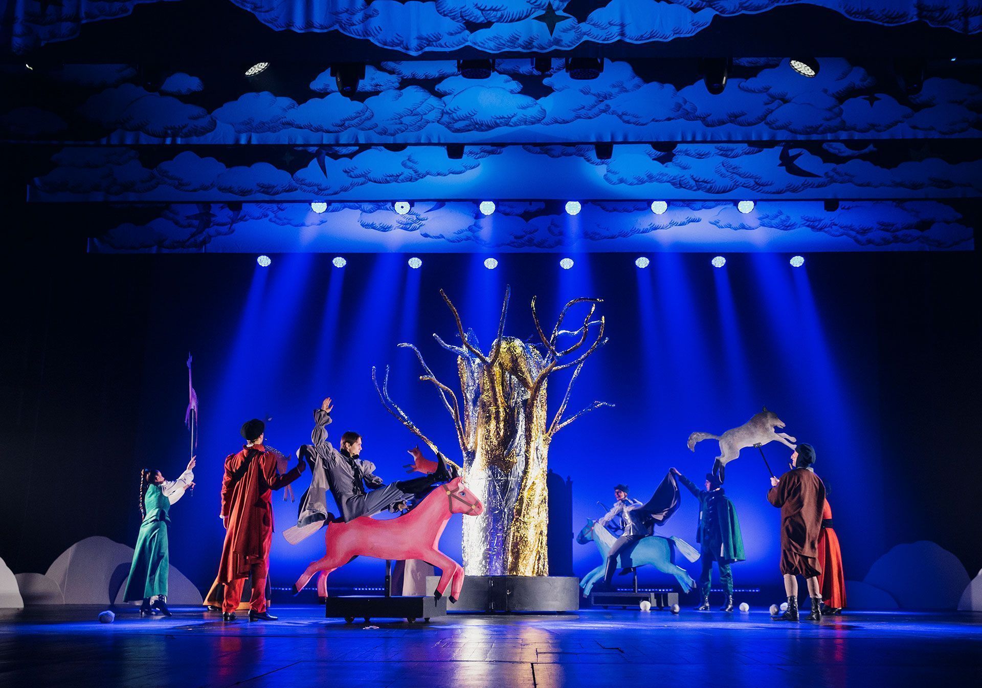 Марафон чудес: в Алтайском краевом театре драмы 60 раз покажут новогодний спектакль «Три орешка для Золушки»