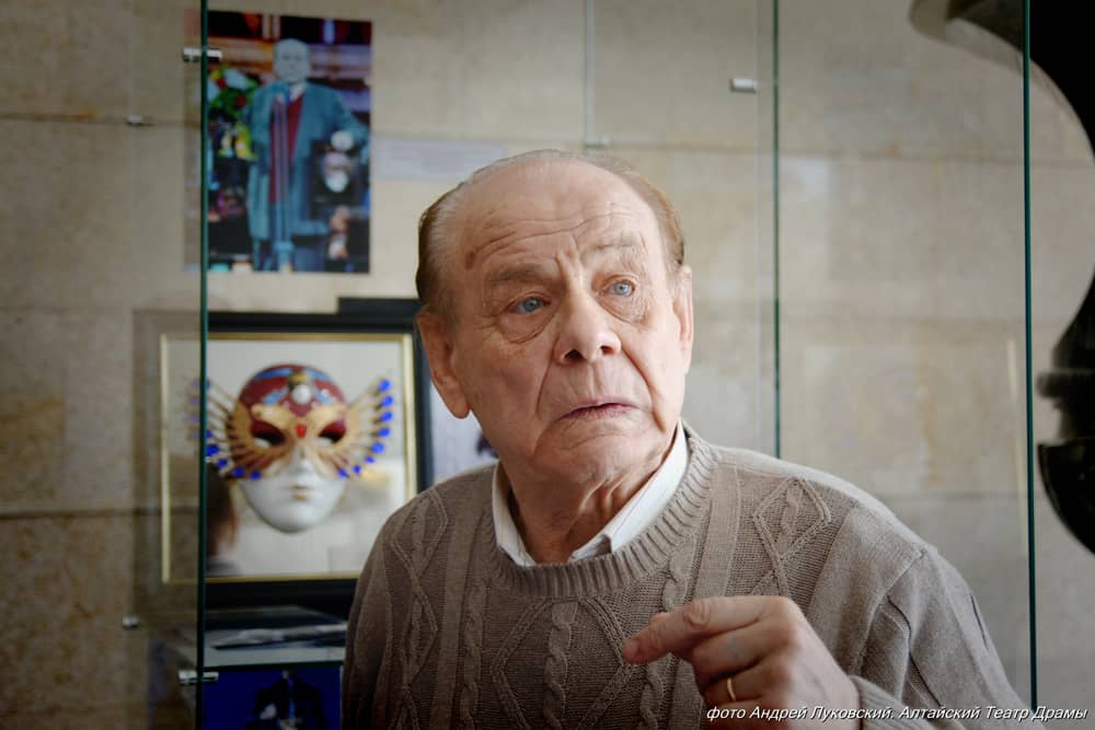 НАРОДНЫЙ АРТИСТ РОССИИ ГЕОРГИЙ ОБУХОВ ПЕРЕДАЛ «ЗОЛОТУЮ МАСКУ» В РОДНОЙ ТЕАТР!